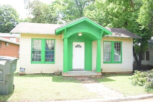 305 S Church St in Nacogdoches, TX - Building Photo
