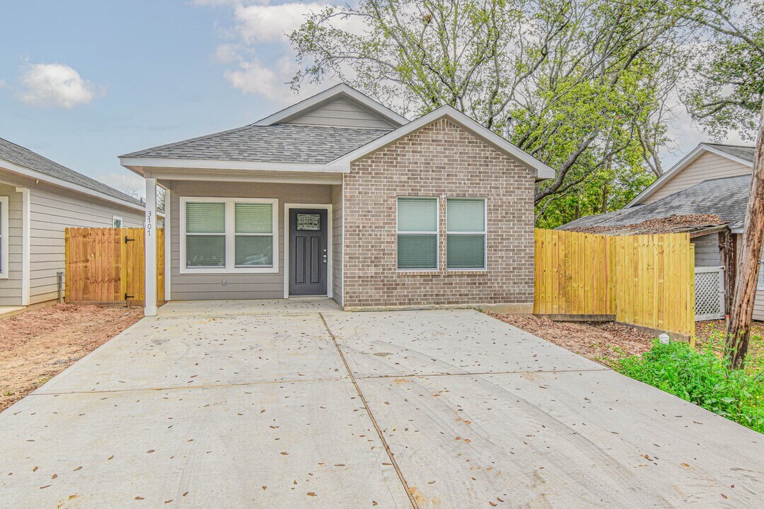 3701 Chanterway St in Bacliff, TX - Building Photo