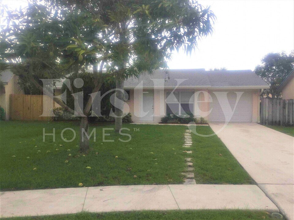 6129 Moonbeam Dr in Greenacres, FL - Building Photo