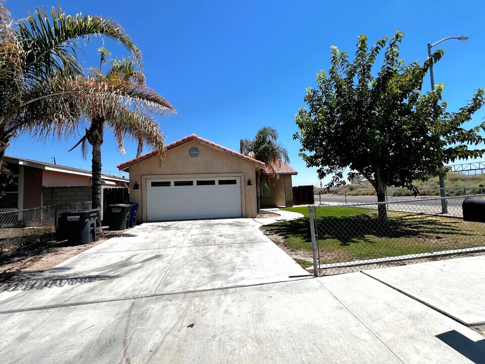 100 Tyler St in Taft, CA - Building Photo