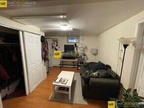 124 Academy Hill Rd, Unit B in Boston, MA - Foto de edificio - Building Photo