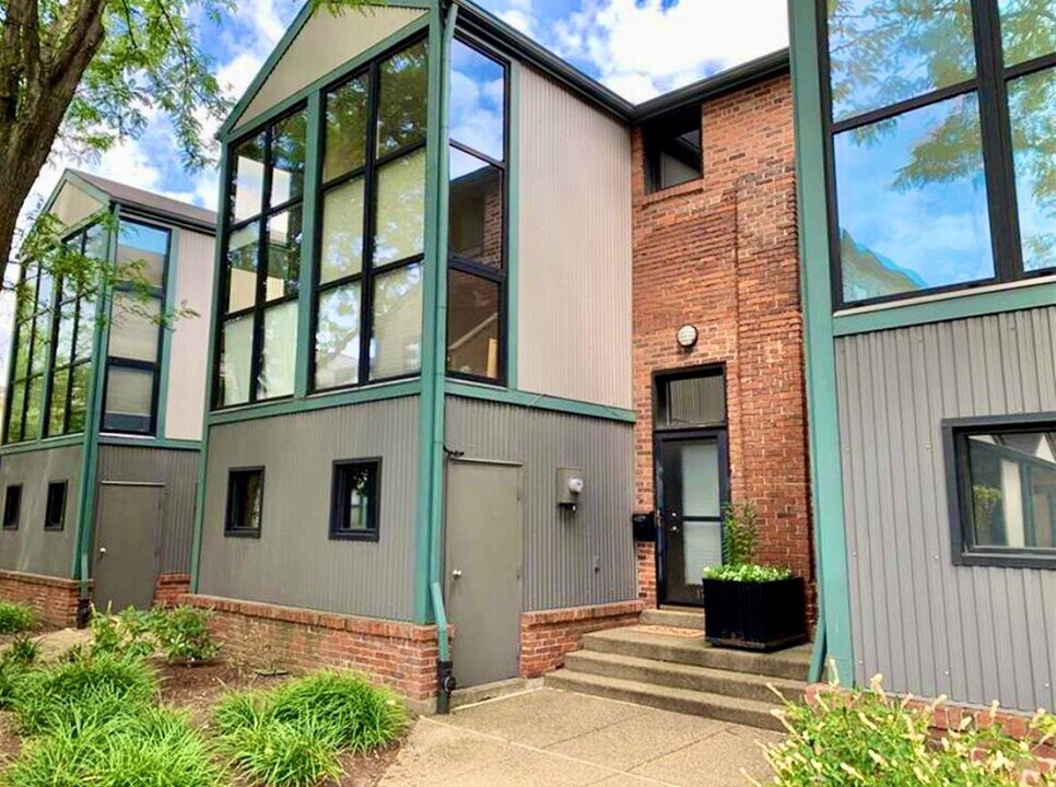 1724 Wharton St in Pittsburgh, PA - Building Photo