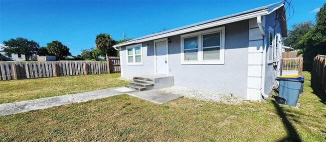 8429 Citrus Way in Hobe Sound, FL - Building Photo - Building Photo
