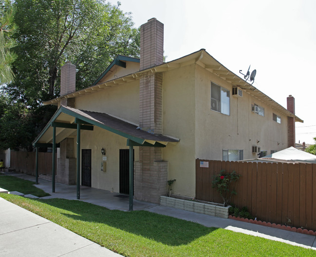 3009 Canyon Crest Dr in Riverside, CA - Foto de edificio - Building Photo