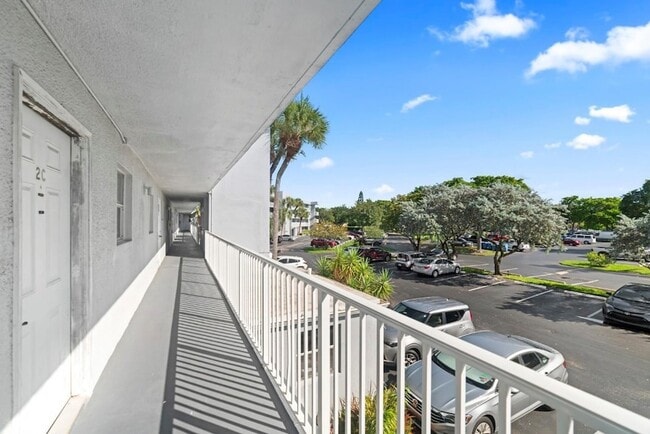 113 Royal Pk Dr, Unit 2C in Oakland Park, FL - Foto de edificio - Building Photo