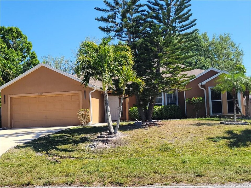 1957 SE Sandia Dr in Port St. Lucie, FL - Building Photo