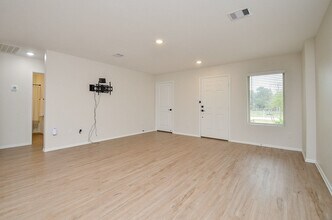 305 Riverwood Village Ln in Sealy, TX - Building Photo - Building Photo