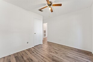 9723 Cedar Bluff Dr in Houston, TX - Building Photo