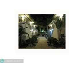 7950 Abbott Ave in Miami, FL - Foto de edificio - Building Photo