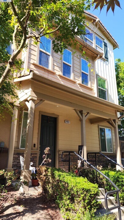 6961 N Mariposa Ln in Dublin, CA - Building Photo