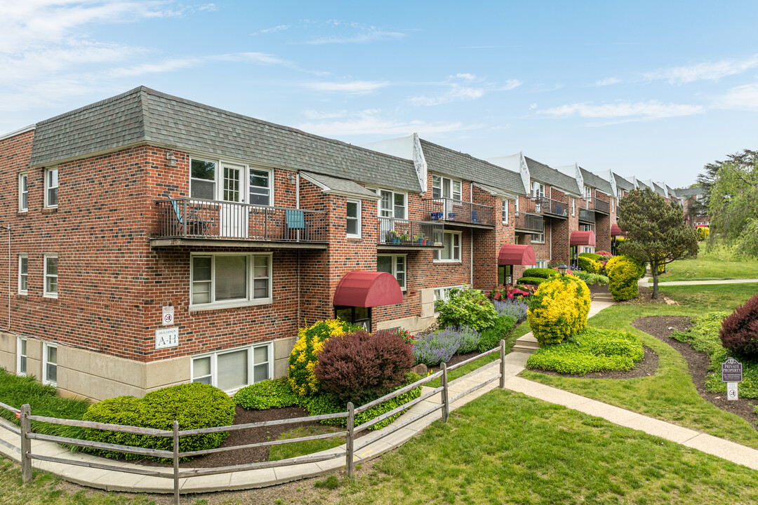 Valley Court Condominiums in Philadelphia, PA - Building Photo