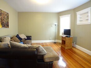 102 Saxton St, Unit 3 in Boston, MA - Foto de edificio - Building Photo