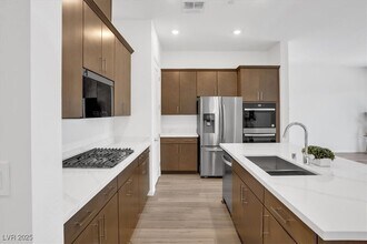 1558 Rock Kestrel St in Las Vegas, NV - Building Photo - Building Photo
