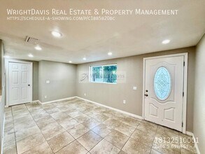 2406 S 69th St in Tampa, FL - Foto de edificio - Building Photo