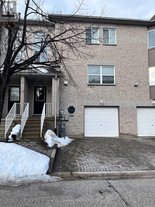 490 Veterans Dr in Barrie, ON - Building Photo