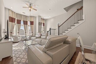 2020 McGowen St in Houston, TX - Building Photo