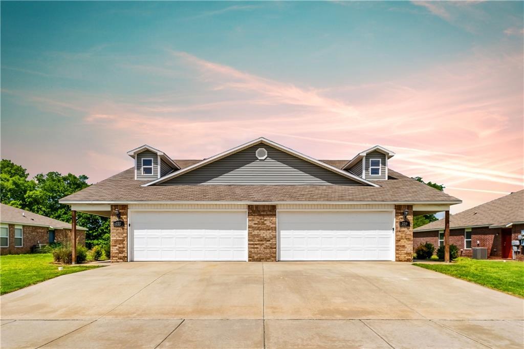 239 N Broadway Dr in Farmington, AR - Foto de edificio