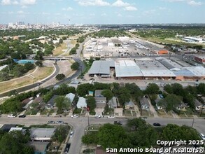 1522 S Elmendorf St in San Antonio, TX - Building Photo - Building Photo