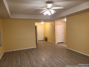 8911 Laguna Rio in San Antonio, TX - Building Photo - Building Photo