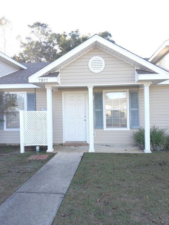 7897 Stonebrook Dr in Pensacola, FL - Building Photo