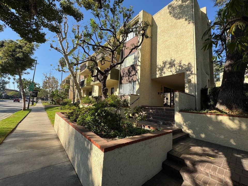 497 E California Blvd in Pasadena, CA - Building Photo