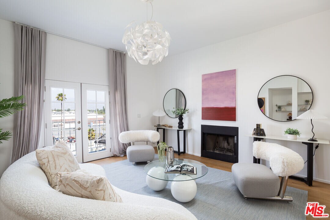 11913 Laurelwood Dr in Los Angeles, CA - Building Photo