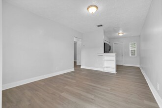 746 SW 4th St in Dania Beach, FL - Building Photo - Building Photo