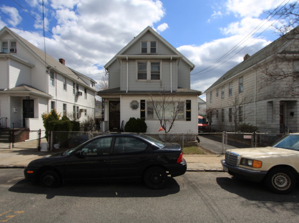 95-20 108th Ave in Ozone Park, NY - Building Photo