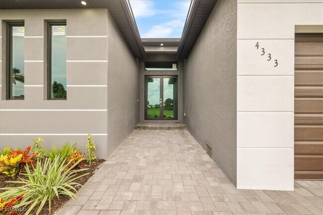 4333 NW 33rd Ln in Cape Coral, FL - Building Photo - Building Photo