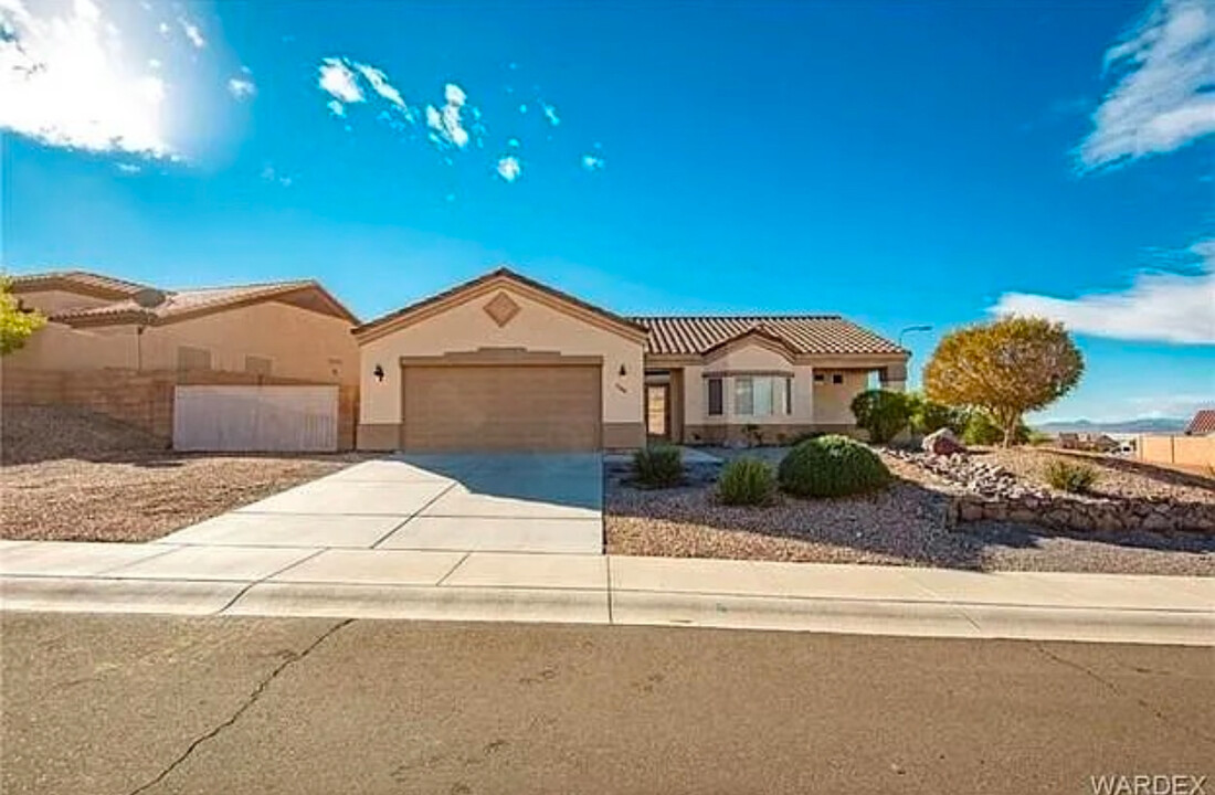 2344 Soaring Eagle Dr in Bullhead City, AZ - Building Photo