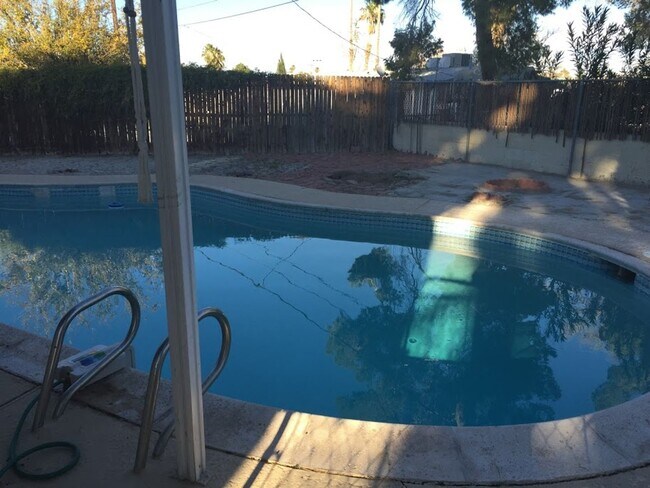 1524 Vala Cir in Las Vegas, NV - Building Photo - Building Photo