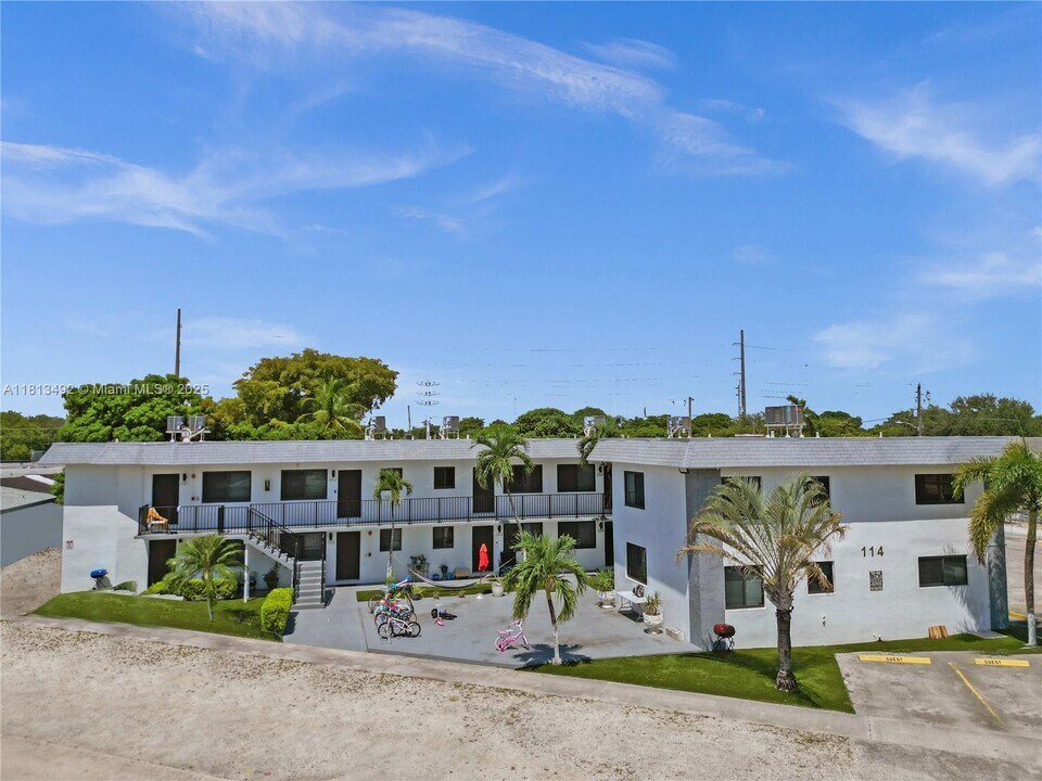 114 SE 8th St in Hallandale Beach, FL - Building Photo