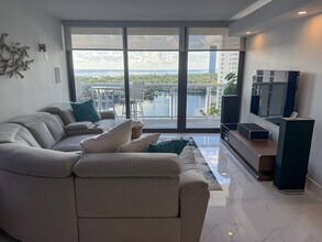 20505 E Country Club Dr, Unit Waterview Condo in Aventura, FL - Foto de edificio - Building Photo