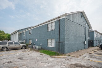 Leonora Square Apartments in Houston, TX - Foto de edificio - Building Photo