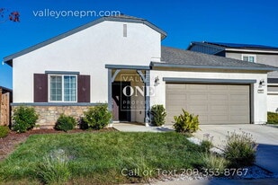 644 Cheshire Dr in Patterson, CA - Building Photo