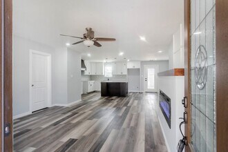 3719 Washington Trail in Granbury, TX - Foto de edificio - Building Photo