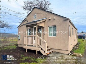 8420 S Tacoma Way in Lakewood, WA - Building Photo