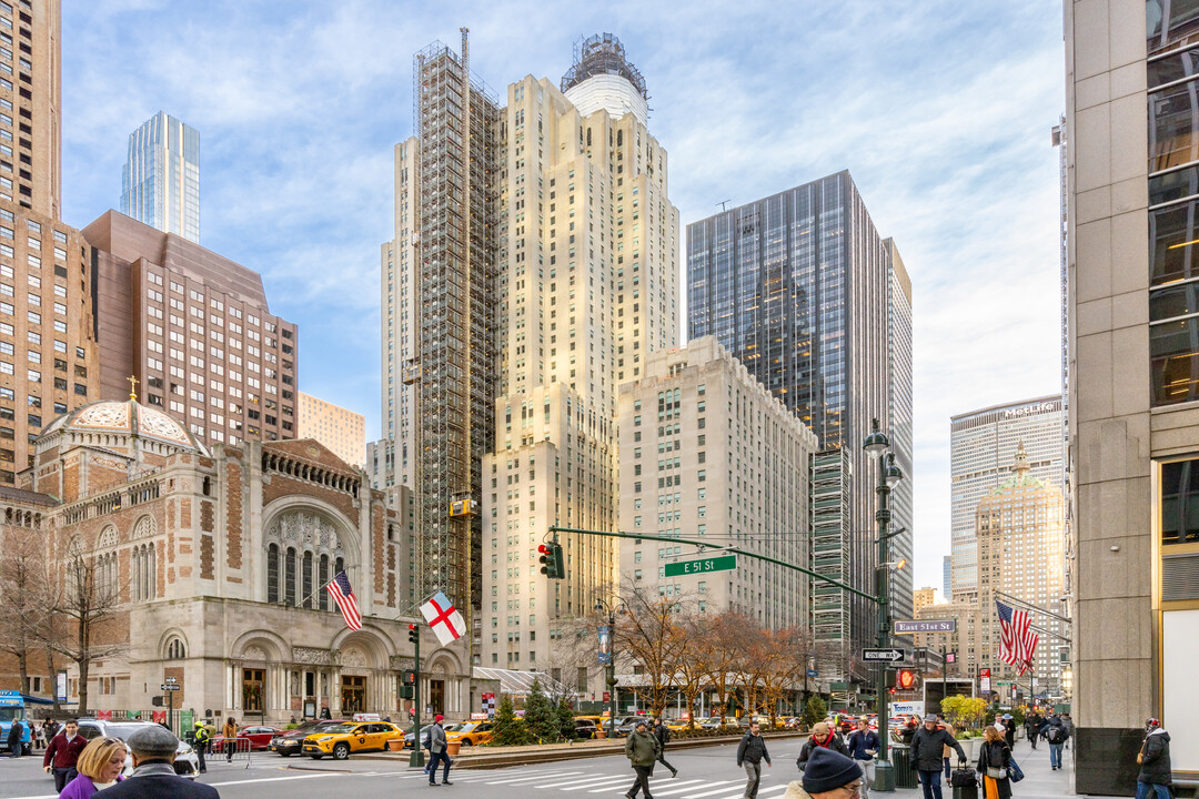 Waldorf Towers in New York, NY - Building Photo