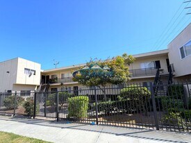 12302 S Inglewood Ave in Hawthorne, CA - Building Photo