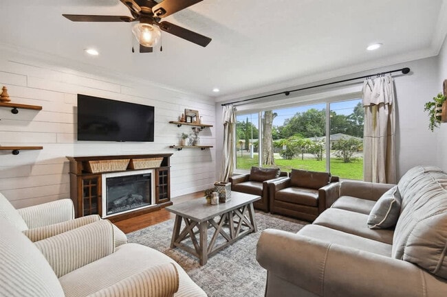 907 Crenshaw Lake Rd in Lutz, FL - Building Photo - Building Photo
