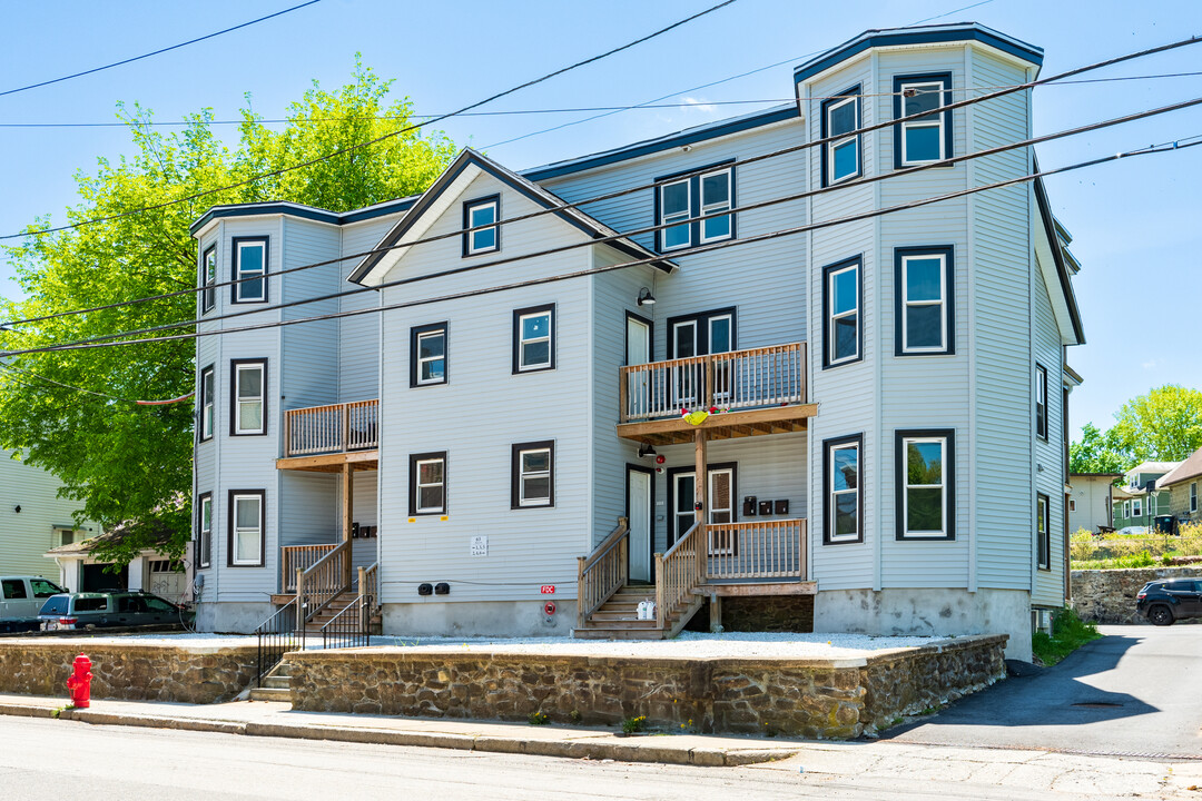 63 River St in Southbridge, MA - Foto de edificio