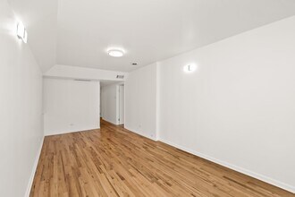 1739 W Beach Ave, Unit apt G in Chicago, IL - Building Photo - Building Photo