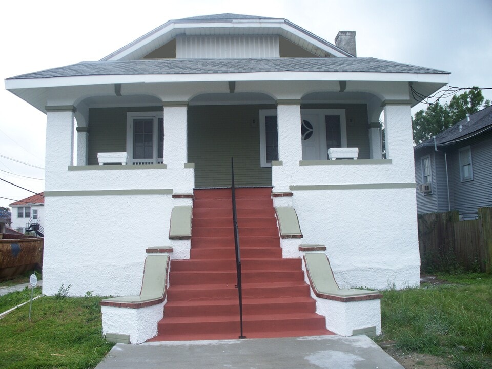4300 S Johnson St, Unit Upstairs Apartment in New Orleans, LA - Foto de edificio