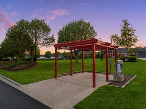 Laurel Springs in High Point, NC - Foto de edificio - Building Photo