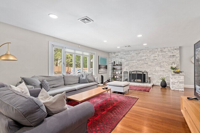 580 Dedham St, Unit 1 in Newton, MA - Building Photo - Building Photo