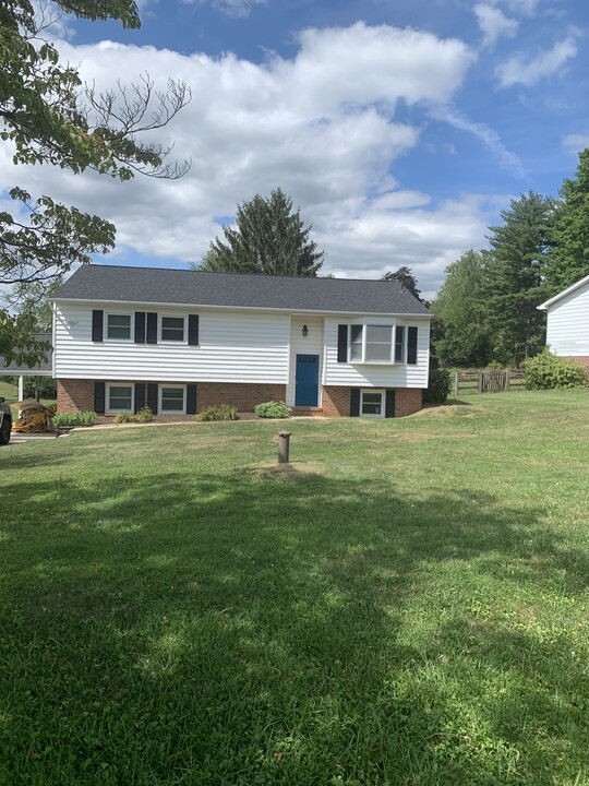 11924 Mid County Dr in Monrovia, MD - Building Photo