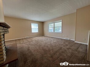 2501 Rocklyn Dr in Urbandale, IA - Building Photo - Building Photo