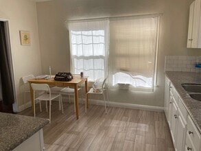 243 W Elm Ave, Unit 245 in Burbank, CA - Foto de edificio - Building Photo