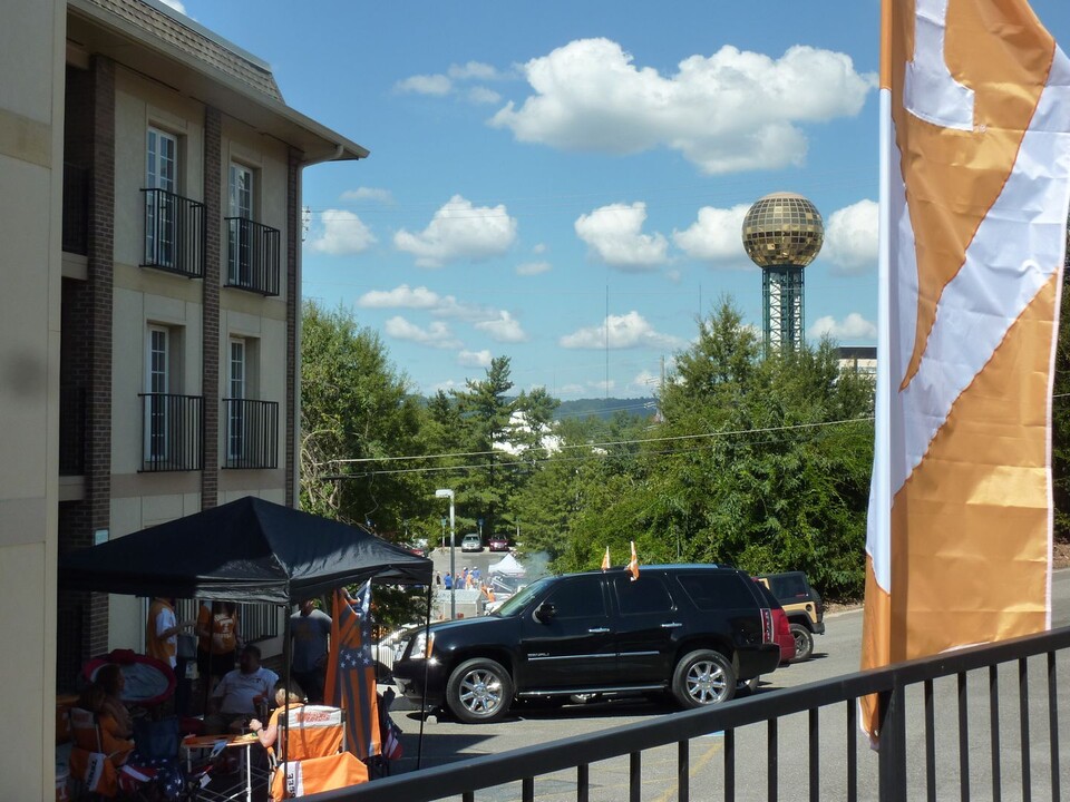 1004 Game Day Way in Knoxville, TN - Foto de edificio