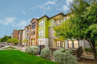 Emerge Vista in San Antonio, TX - Building Photo - Building Photo